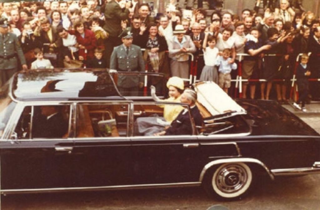 Die britische Königin Elisabeth II. besuchte am 24. Mai 1965 Stuttgart. Im offenen Mercedes 300 fuhren die Queen und Ministerpräsident Kiesinger durch die Stadt.