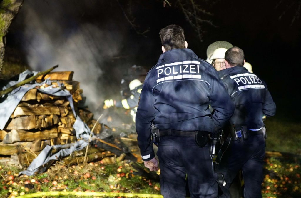 Am frühen Morgen des Silvestertages rücken Einsatzkräfte in Deizisau (Landkreis Esslingen) aus. Schnell geht die Polizei auch hier von Brandstiftung aus.