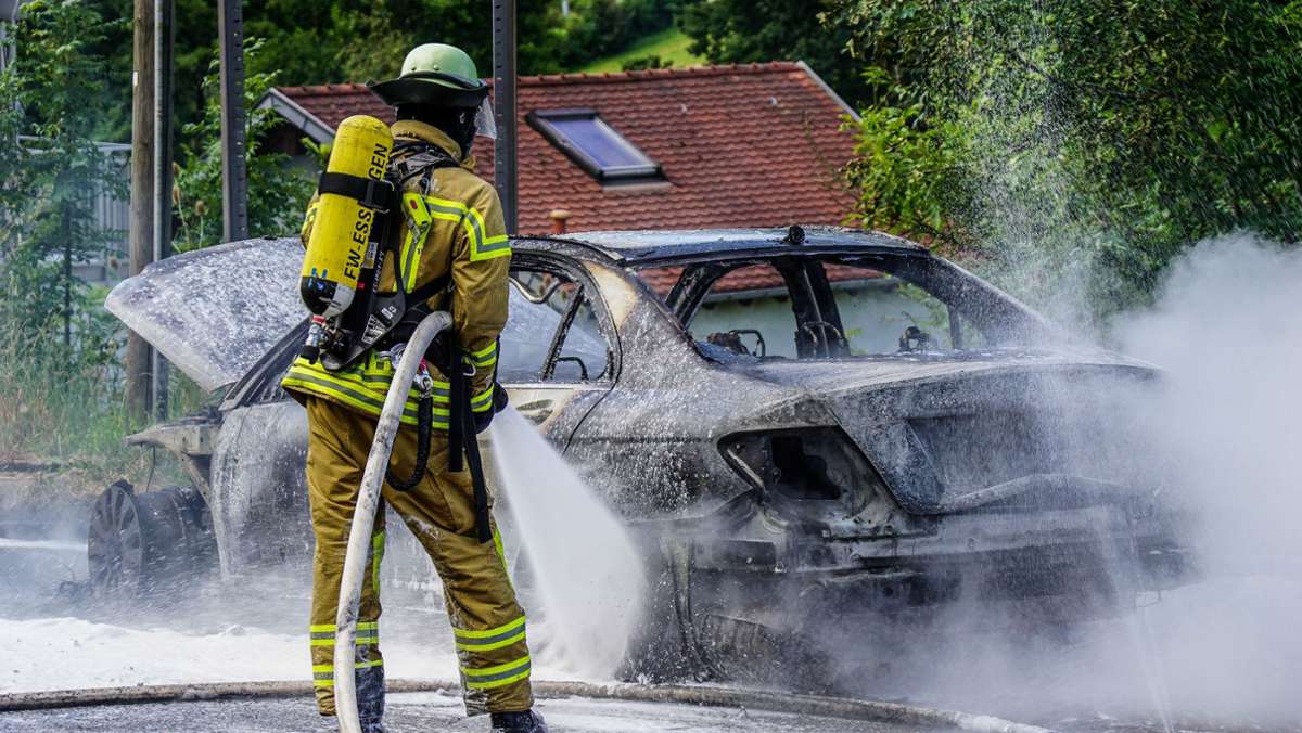 Esslingen: Auto brennt vollständig aus