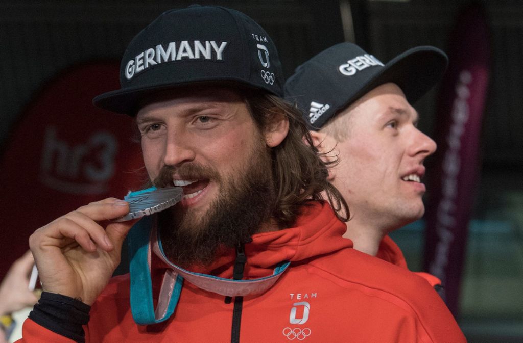 Eishockey-Spieler Timo Pielmeier mit seiner historischen Silbermedaille