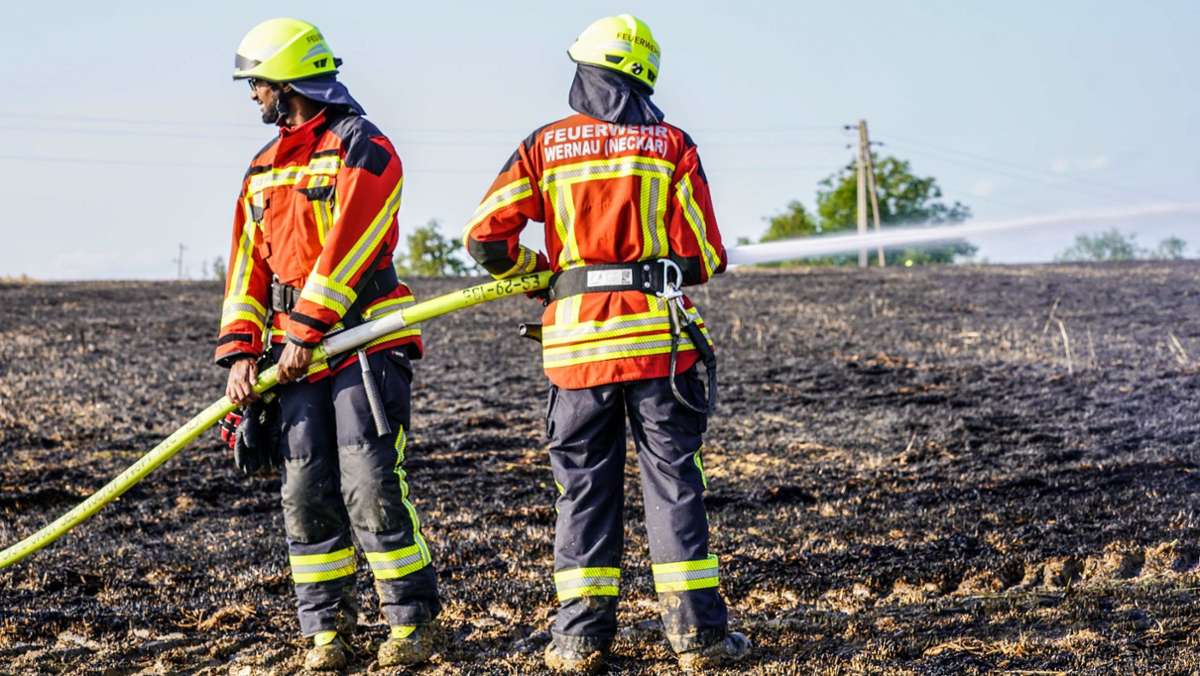  Am Sonntagabend ist in einem Getreidefeld in Wernau (Kreis Esslingen) ein Feuer ausgebrochen. Die Ursache für den Brand ist derzeit noch unklar. 