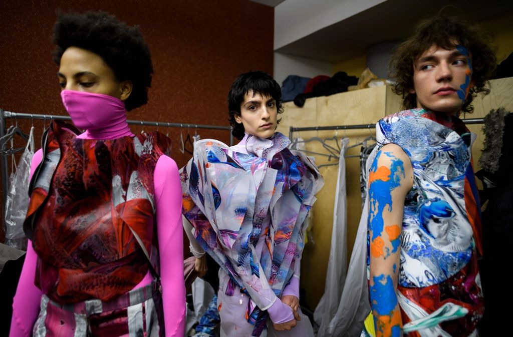 Die Models des Designers thressASFOUR warten auf den Beginn der Show bei der New Yorker Fashion Week.