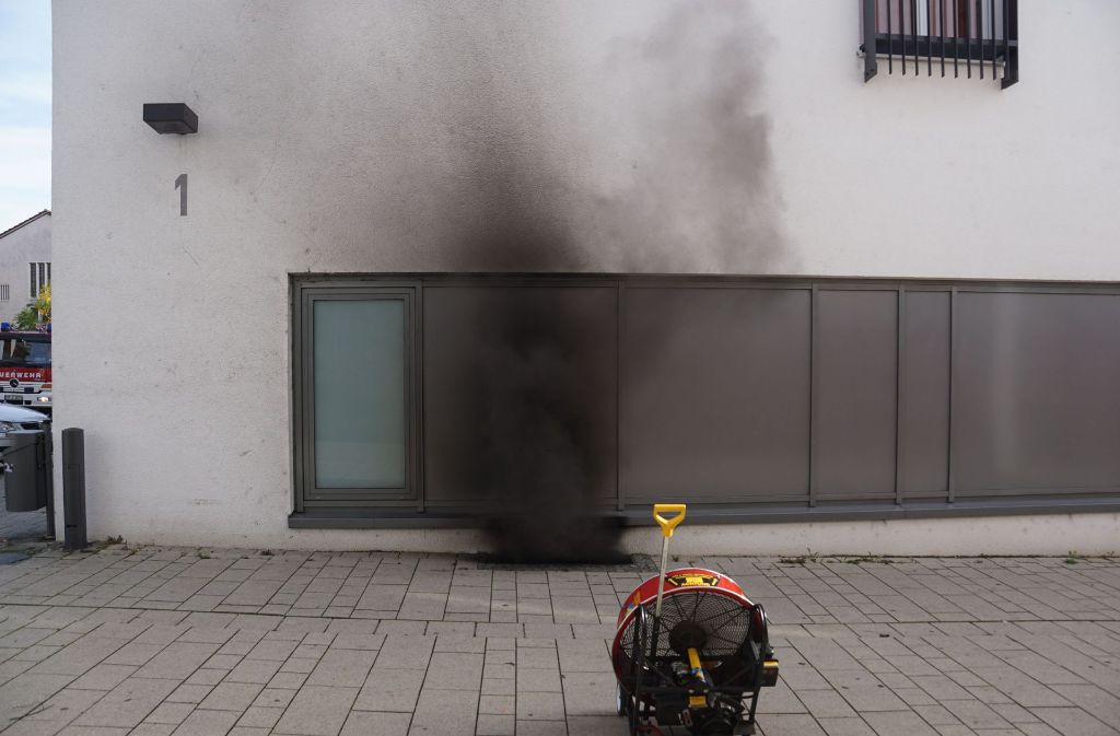 Im Heizkeller des Gebäudes in Ebersbach (Kreis Göppingen) war am Mittwoch ein Feuer ausgebrochen, wie die Polizei mitteilte.
