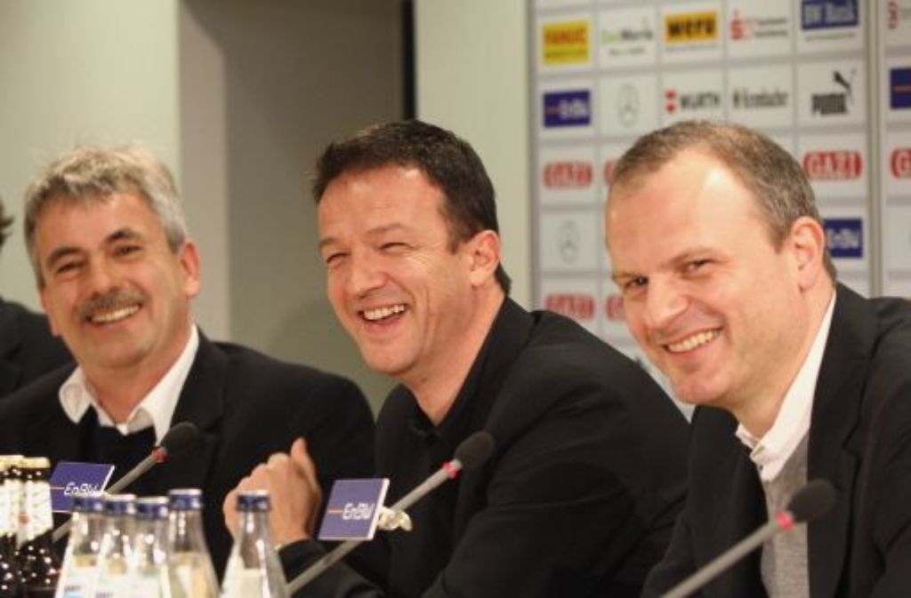 Gute Stimmung: der Präsident Gerd Mäuser (links) setzt weiter auf das Managerduo Fredi Bobic (Mitte) und Jochen Schneider.