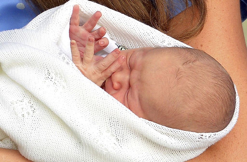 Einen Tag nach der Geburt das erste offizielle Foto: George Alexander Louis heißt das neugeborene Baby, das Prinz William und Herzogin Kate von Großbritannien am 23. Juli 2013 vor dem St. Mary’s Hospital den Pressevertretern vorstellten.