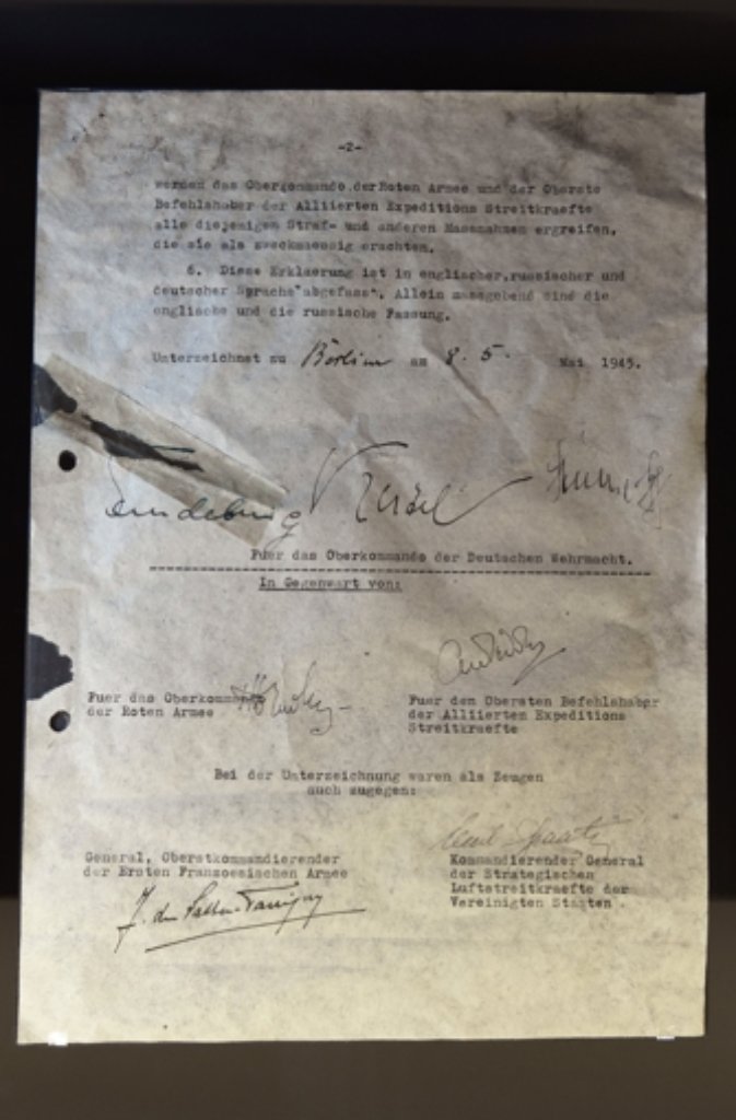 Das deutschsprachige Exemplar der Kapitulationsurkunde vom 08.05.1945 im Kapitulationssaal vom Deutsch-Russischen Museum Karlshorst, fotografiert am 08.04.2015 in Berlin.