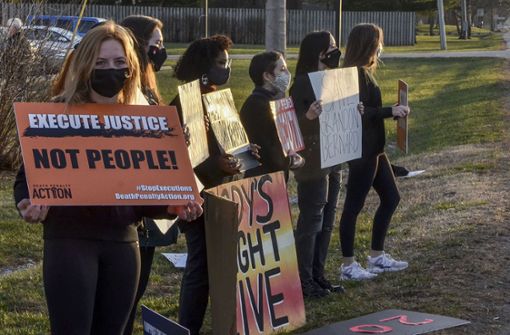 Menschen protestieren in den USA gegen die Todesstrafe. Foto: AP/Austen Leake