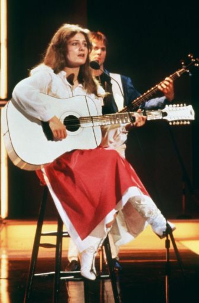 Und dann kam unser Jahr, 1982. Die damals 17-jährige Nicole trieb den Menschen mit der Ralph-Siegel-Komposition "Ein bisschen Frieden" die Tränen in die Augen. Neun Länder hatten dem unschuldigen, engelsgleichen Mädchen mit der Gitarre für seinen Beitrag die Höchstpunktzahl gegeben.