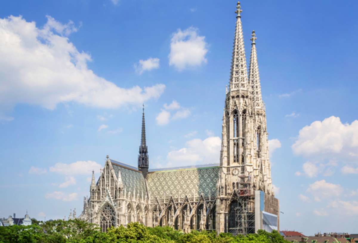 Die Wiener Votivkirche, unweit der Ringstraße, ist eines der bedeutendsten neugotischen Sakralbauwerke der Welt.