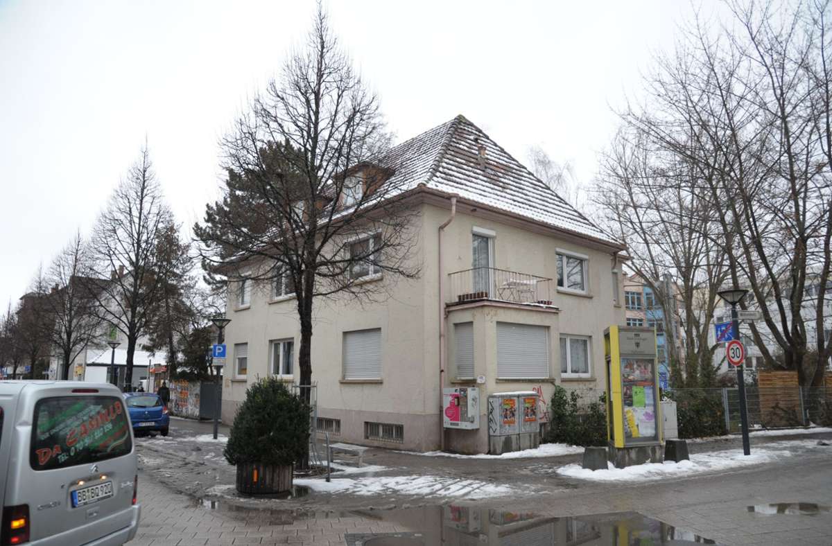 Auch andere Gebäude fielen dem Umbau des Areals zum Opfer, zum Beispiel dieses Haus an der Ecke Bahnhofstraße/Wilhelmstraße.