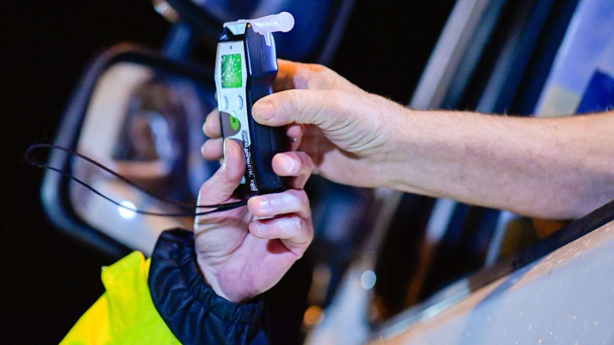  Die Polizei hat einem stark betrunkenen Autofahrer am Samstag in Weilheim an der Teck (Kreis Esslingen) den Führerschein abgenommen. Ein Atemalkoholtest bei dem 48-Jährigen hatte einen Wert von über drei Promille ergeben. 