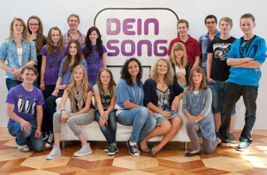 Bei "Dein Song" treten 16 Nachwuchskomponisten im Alter von zehn bis 18 Jahren gegeneinander an. Die zehn besten fliegen ins Komponisten-Camp nach Ibiza, wo sie mit professioneller Hilfe an ihren Songs feilen.