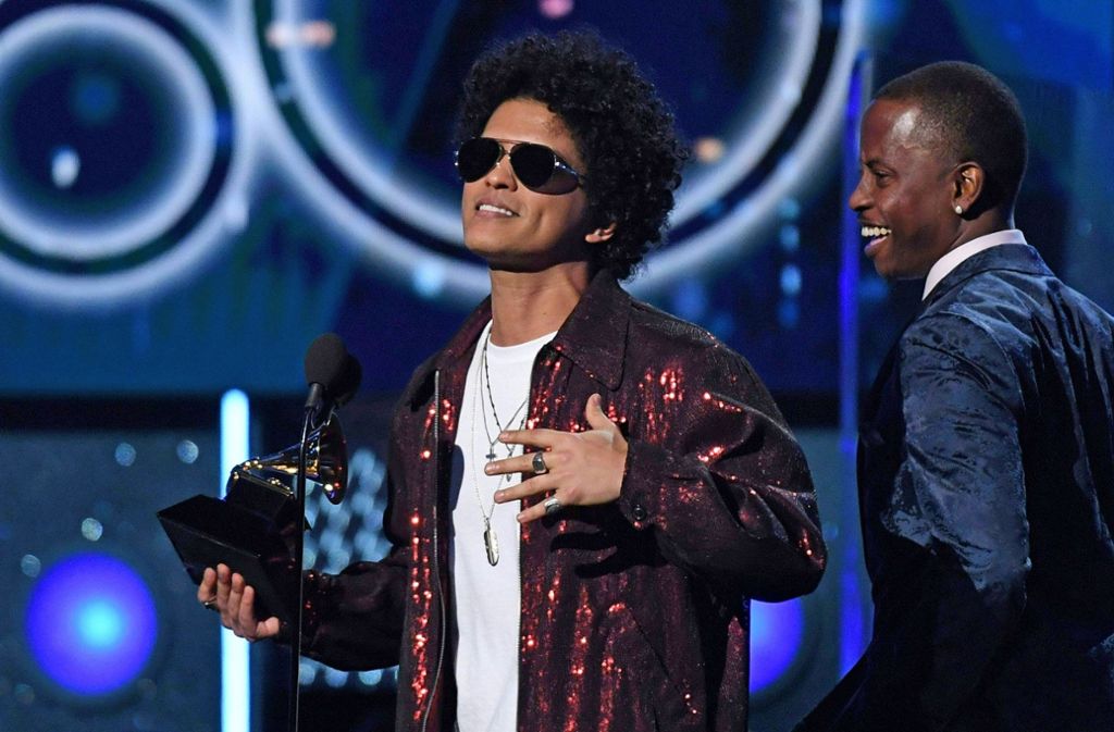 Bruno Mars wurde mit insgesamt sechs Auszeichnungen für seinen fröhlichen Funkpop zum großen Sieger des Jahres.