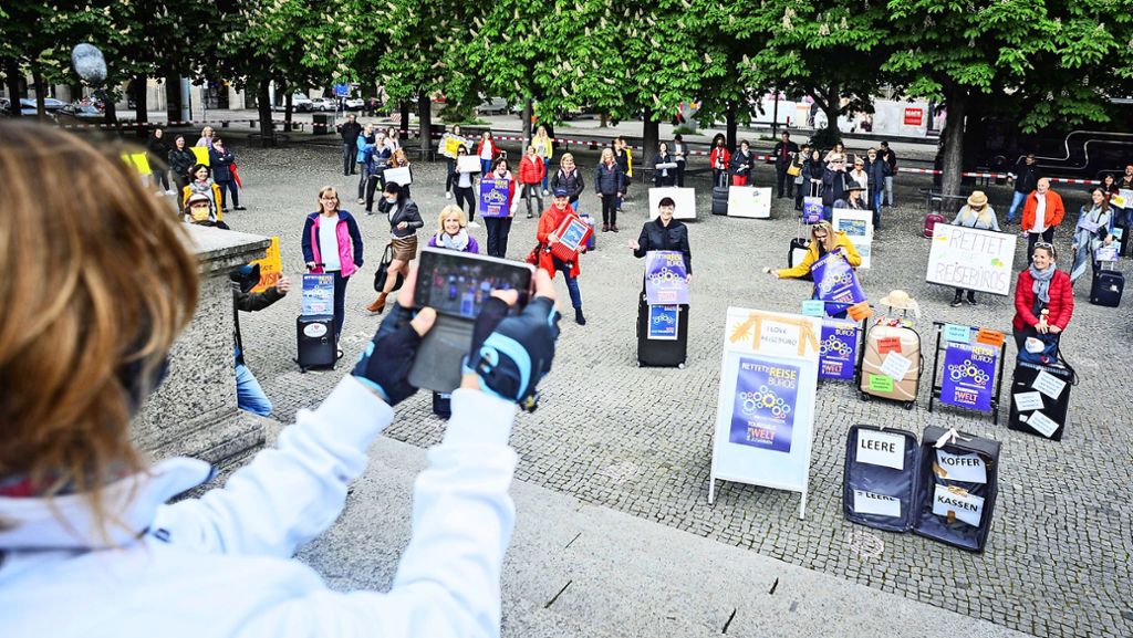 Reisebüro-Mitarbeiter demonstrieren in Stuttgart: Eine ganze  Branche im  Sturzflug