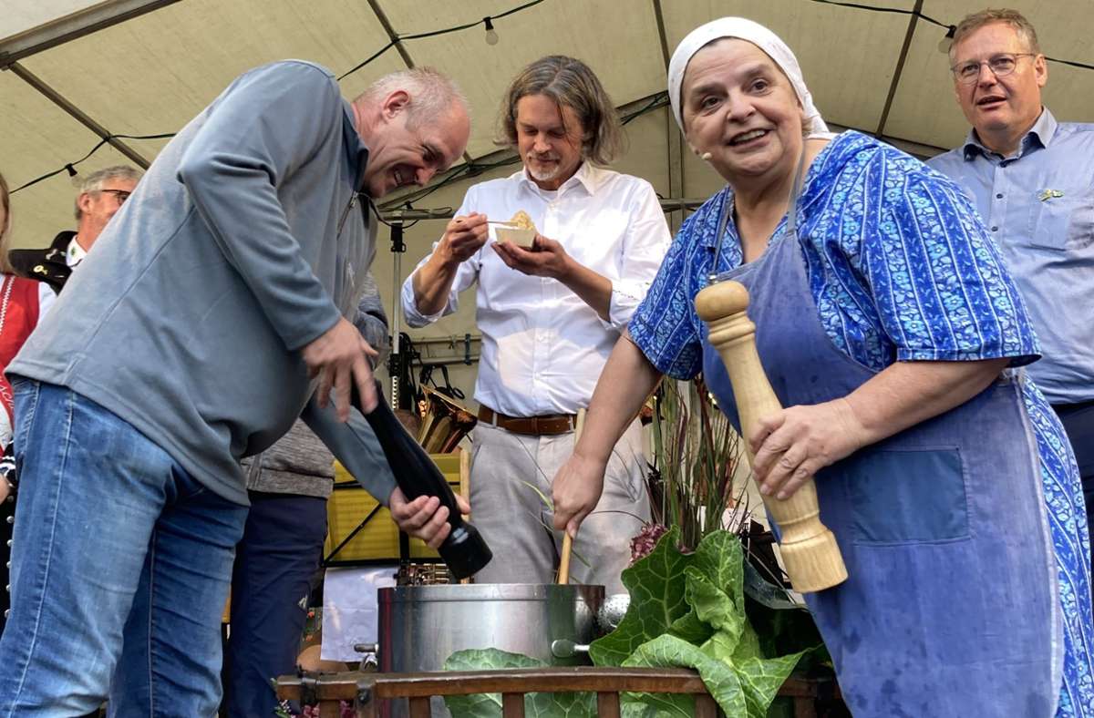 Der Erste Bürgermeister Benjamin Dihm (Mitte) beim traditionellen Krautabschmecken.