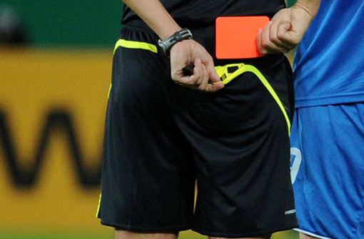 Ein Spieler  des FSV Münster hat bei einer Kreisliga-Partie den  Schiedsrichter nach einer Gelb-Roten-Karte  niedergeschlagen. (Symbolfoto) Foto: dpa/Ronald Wittek