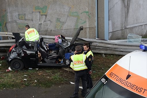 Ein 18-jähriger Autofahrer muss am Sonntag bei einem Unfall auf der A8 bei Weilheim an der Teck sein Leben lassen. Foto: www.7aktull.de | Oskar Eyb
