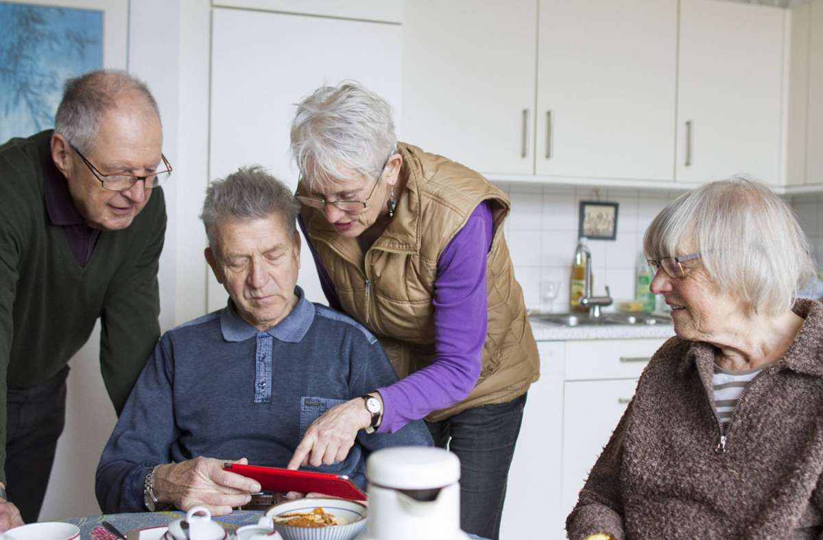 Senioren-Wohngemeinschaften sind auch eine Möglichkeit, lange selbstbestimmt zu leben, weil die älteren Bewohner sich gegenseitig helfen und Aufgaben teilen können.