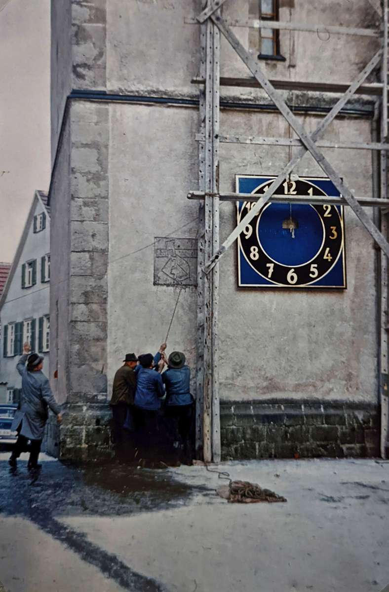 1967: Per Seilzug und Holzgerüst den Turm hinauf