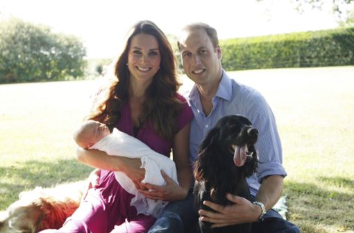 Der schwarze Cockerspaniel Lupo begleitete die Familie seit vielen Jahren. Dieses Foto entstand kurz nach der Geburt von Prinz George im August 2013. Foto: dpa/Michael Middleton Handout