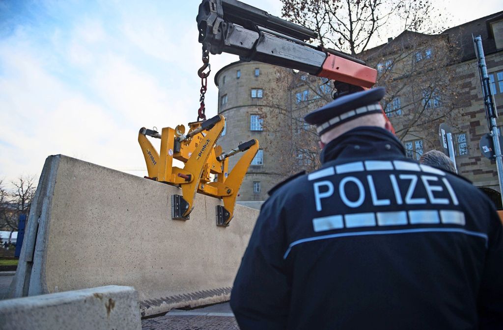 Die Polizei hat in Stuttgart im Jahr 2016 mit einem verstärkten Sicherheitskonzept auf den Anschlag am Berliner Breitscheidplatz reagiert.