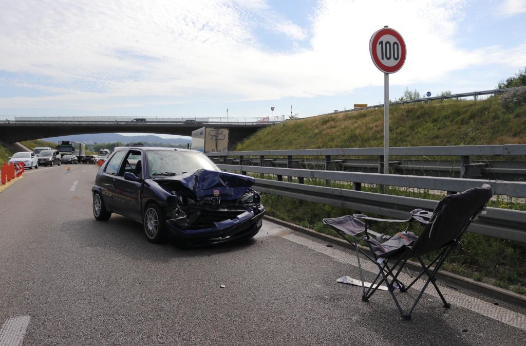 Verbotenerweise soll der Autofahrer an der Ausfahrt Nellmersbach auf dem Verzögerungsstreifen Fahrzeuge rechts überholt haben.