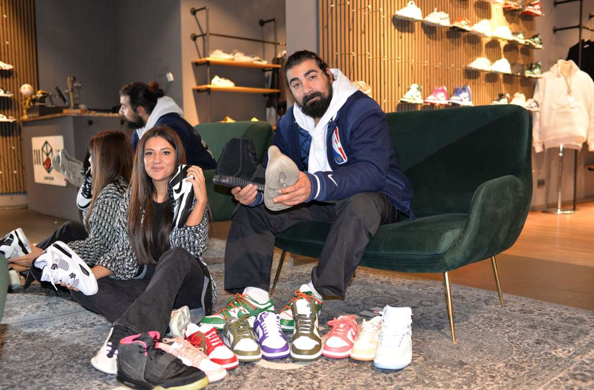 Das Ehepaar Esra und Ergül Bozkurt zeigt stolz ihre Auswahl an Sneakern in ihrem Store in der Hirschstraße.