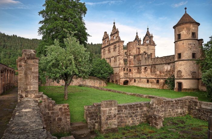 Geschichtsträchtige    Klostermauern als imposante  Kulisse