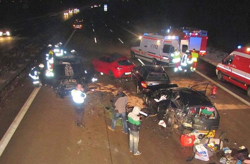 Rettungskräfte stehen am Samstag an einer Unfallstelle auf der Autobahn A2 bei Schackensleben (Sachsen-Anhalt). Sechs Menschen sind bei dem schweren Unfall verletzt worden - geholfen haben vorbeifahrende Autofahrer nicht. Foto: Polizei/dpa
