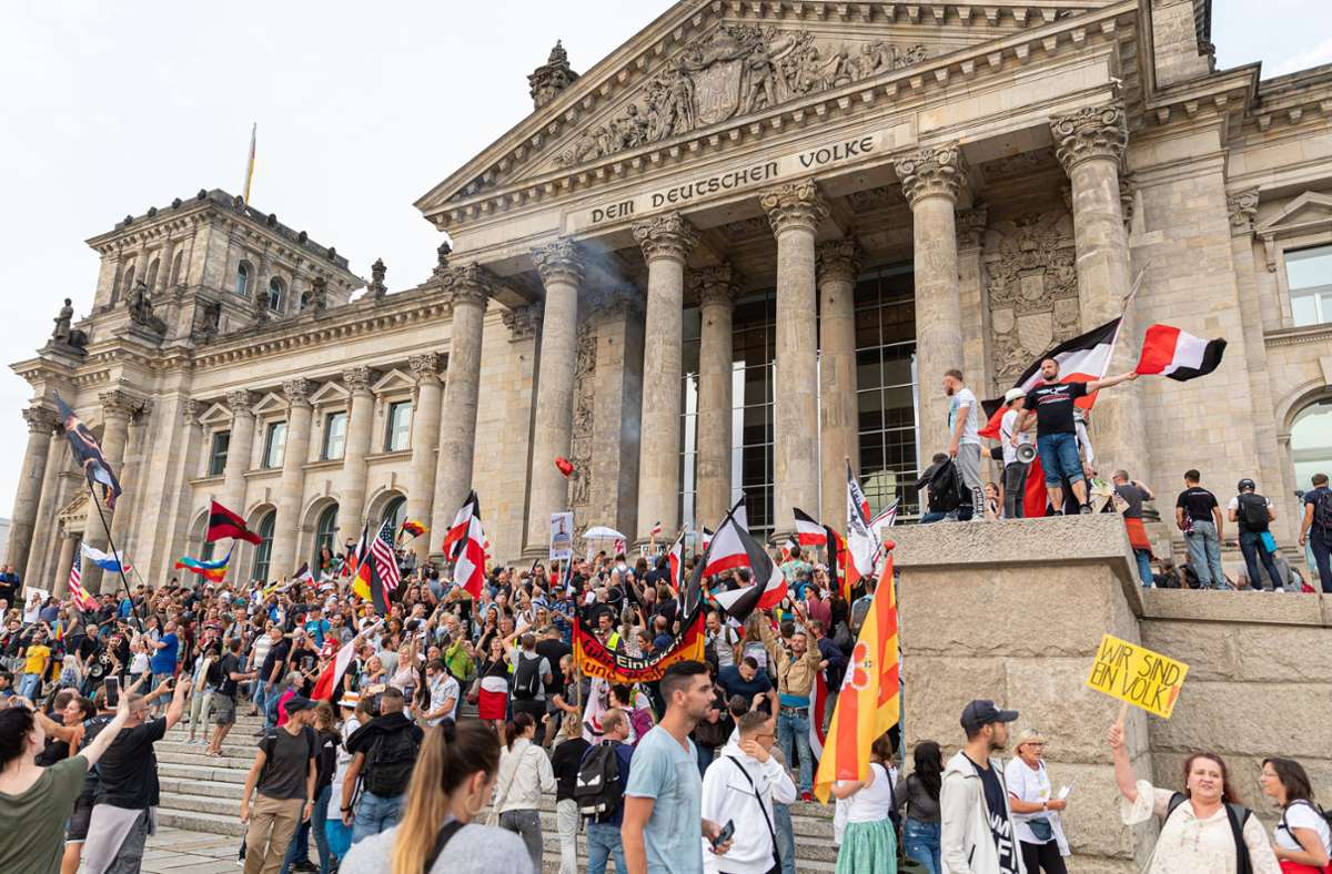 29. August: Knapp 40 000 Menschen demonstrieren in Berlin gegen die Maßnahmen zur Eindämmung der Corona-Pandemie. Am Abend durchbrechen Protestierende die Absperrungen der Polizei, stürmen auf die Treppe zum Eingang des Reichstagsgebäudes und schwenken unter anderem Reichsflaggen.