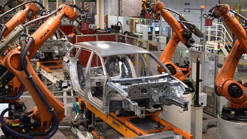  In der deutschen Autobranche ist heute schon jeder zehnte Mitarbeiter ein Blechkamerad. Weltweit werden 2020 allein in der Industrie rund drei Millionen Roboter zum Einsatz kommen, glaubt der internationale Herstellerverband IFR. 