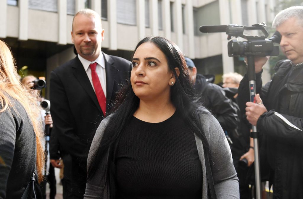 Gamze Kubasik, Tochter des NSU-Opfers Mehmet Kubasik, kommt zum Oberlandesgericht.