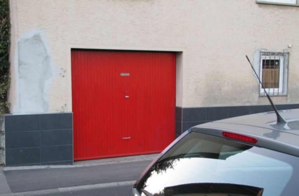 Ein Anwohner hat seine Garage rot angestrichen, damit Parkplatzsuchende sehen: Achtung, da ist eine Garage.
