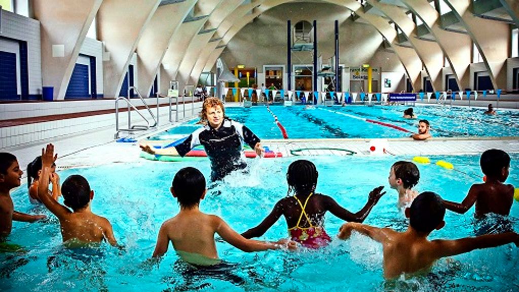  An der Motivation, schwimmen zu lernen, fehlt es nicht – jedoch an ausgebildetem Personal in den Kitas und Grundschulen. Bürgermeister Martin Schairer plant einen „Großen Schwimmgipfel“. 
