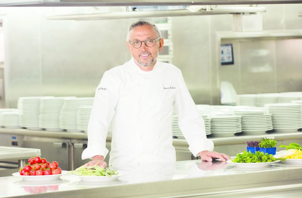 Costa Kreuzfahrten wird seit 2015 von Bruno Barbieri unterstützt. Jedes Jahr kreiert der italienische Starkoch - er betreibt vier Restaurants mit insgesamt 7 Michelin-Sternen - zwei neue Menüs für die Reederei, die jeder Gast einmal pro Reise inkludiert in die Vollpension genießen kann. (Infos: www.costakreuzfahrten.de)