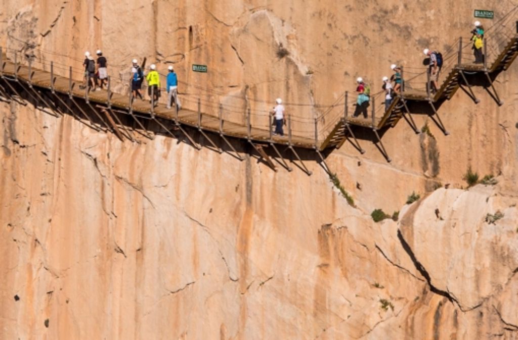 In schwindelerregender Höhe schmiegt sich auch der neue Caminito del Rey an die Steilwand. Foto: Getty Images Europe
