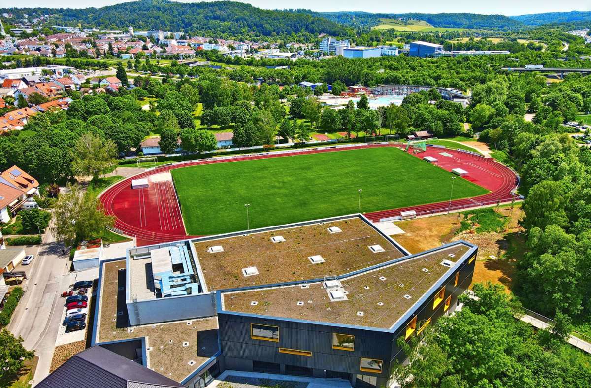 Zwischen  Rasenplatz und der alten Turnhalle   findet      das       neue Vereinssportzentrum  des SV Leonberg/Eltingen  Platz. Foto: Markus Baumann