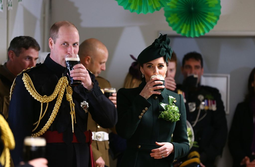 Auch Herzogin Kate und Prinz William feiern stilecht.