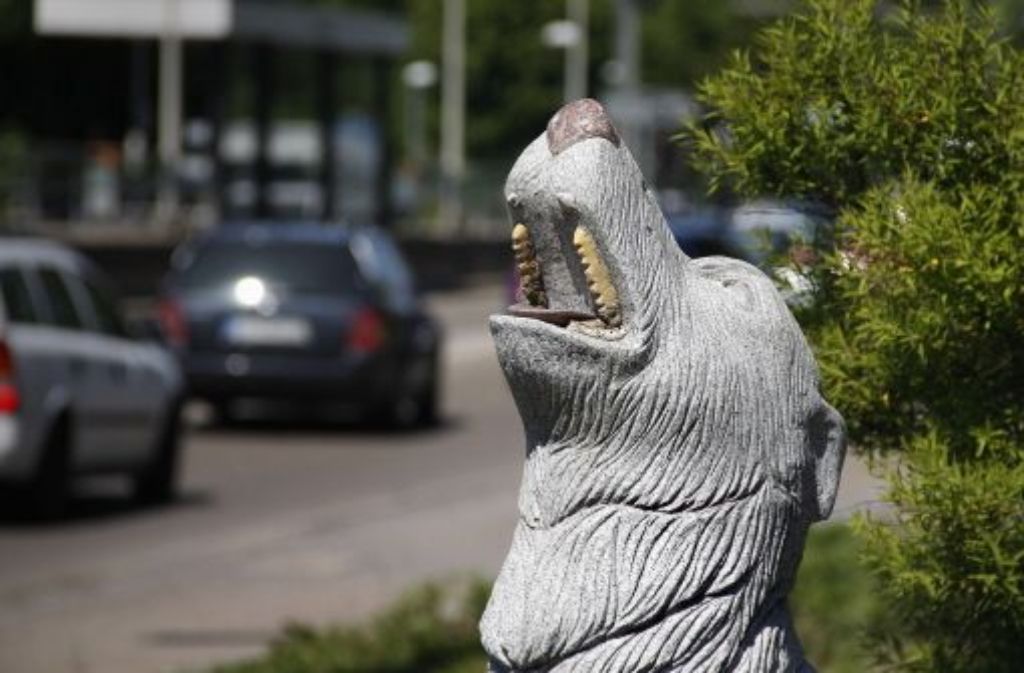 Wolf-Skulptur in Wolfbusch