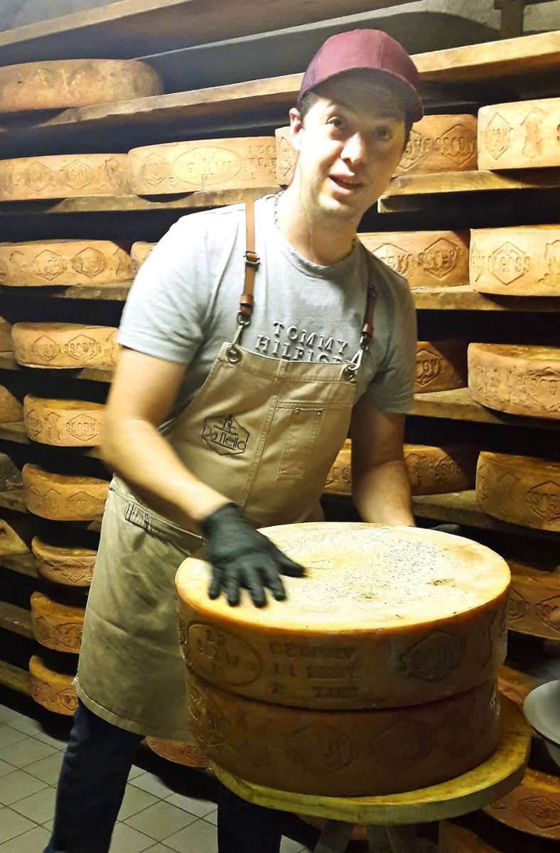 Andrea Pelizzari in der Kühlkammer seines Feinkostladens Da Nello – zwischen jeder Menge Bagòss, der Käse-Spezialität aus Bagolino