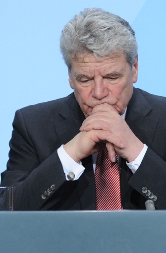 Verschiedene Angebote zur Übernahme von politischen Ämtern lehnt er ab. Obwohl von Parteien umworben, lässt sich Gauck nicht parteipolitsch einbinden, er bezeichnet sich als „linker liberaler Konservativer“.