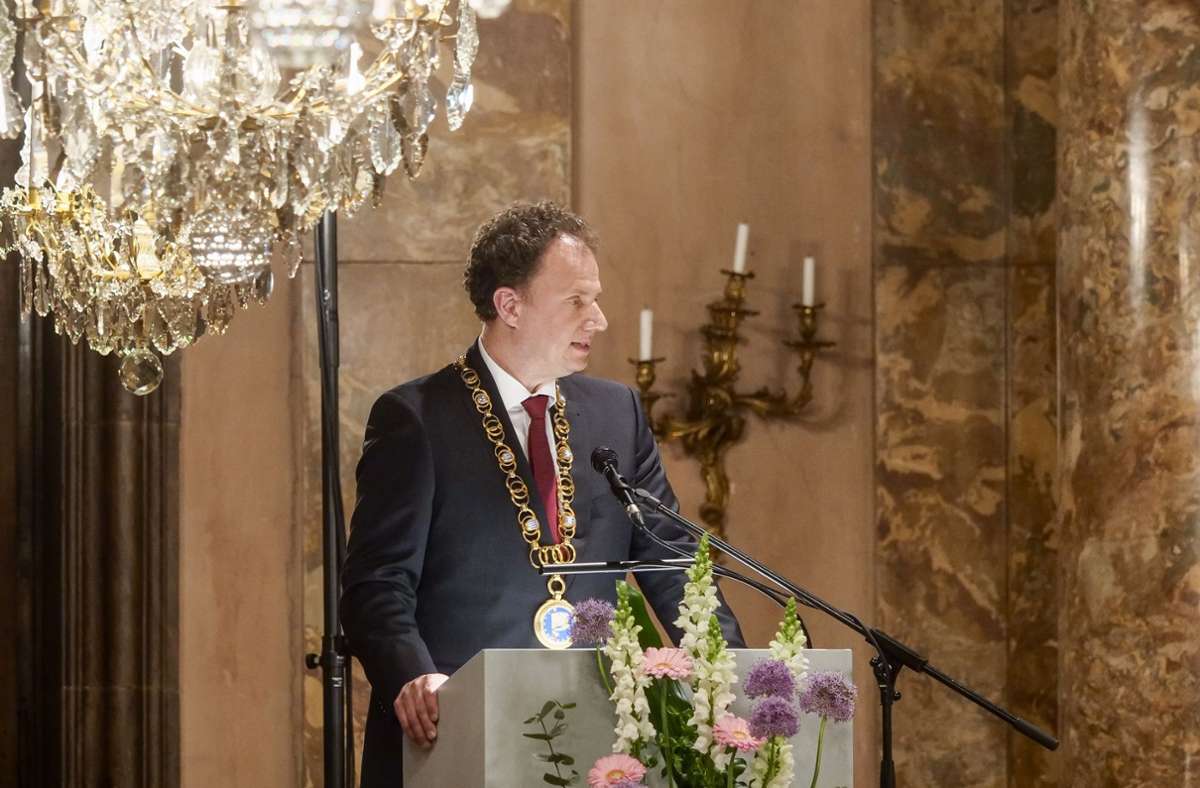 Oberbürgermeister Matthias Knecht hielt eine Laudatio für den Geehrten.