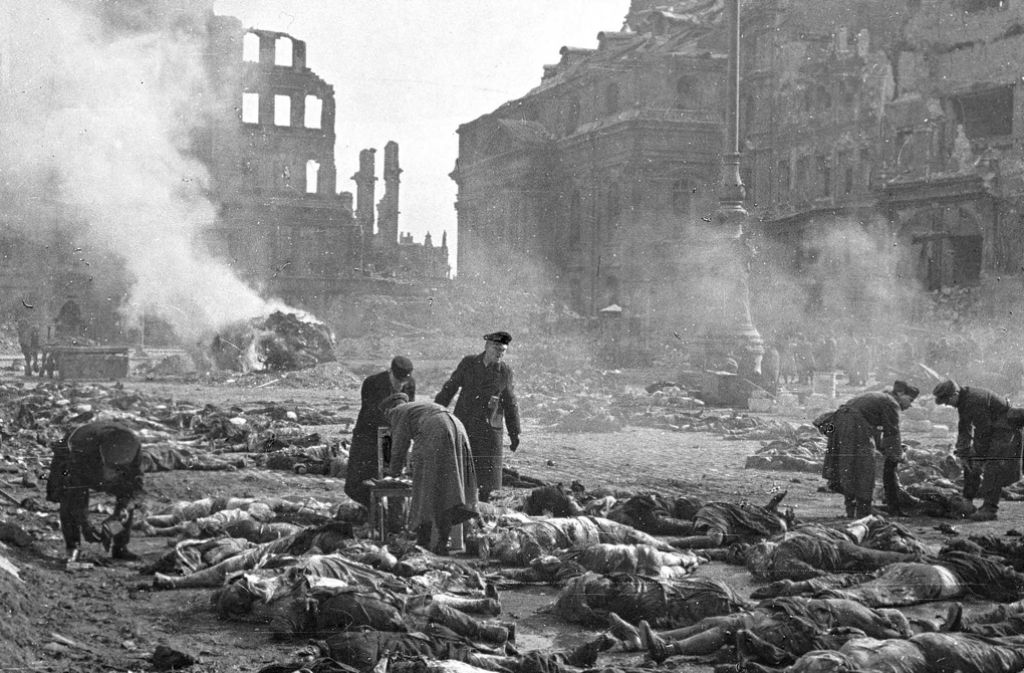 1945: Dresden nach dem Bomben-Inferno. Auf dem Altmarkt werden viele der geschätzten 35 000 Todesopfer verbrannt.