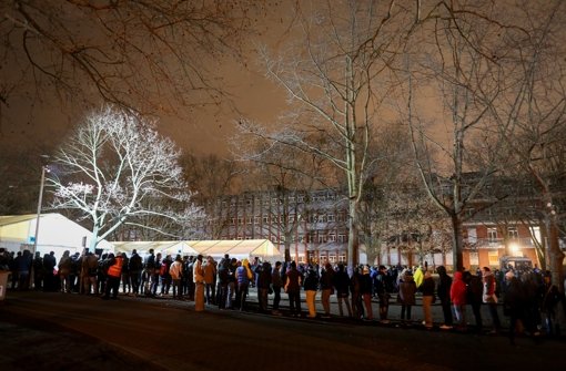 Vor der Lageso in Berlin stehen weiter die Menschen in Schlangen. Foto: dpa