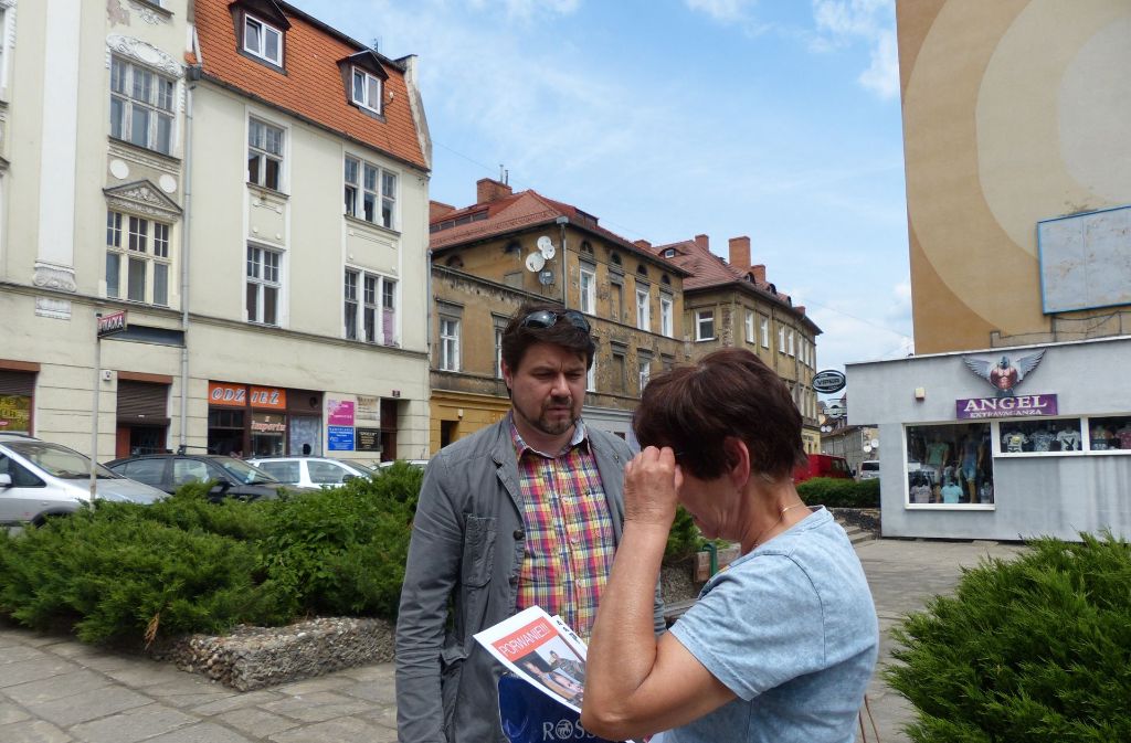 Karzelek spricht mit einer Passantin in Polen.