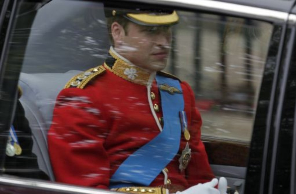 Mit weißen Handschuhen und in der Uniform der Irish Guard sitzt Prince William im Fond der Limousine, die ihn zu seiner Hochzeit in die Westminster Abbey fährt.