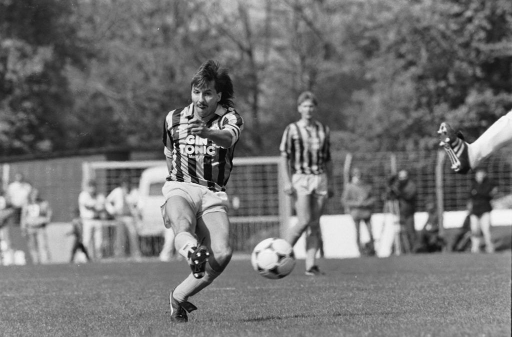 Der waschechte Stuttgarter Frank Elser spielte von 1985 bis 1989 für die Kickers. Davor war der heute 60-Jährige für die Sportvg Feuerbach, den VfB Stuttgart, Alemannia Aachen und den SSV Ulm 1846 am Ball.