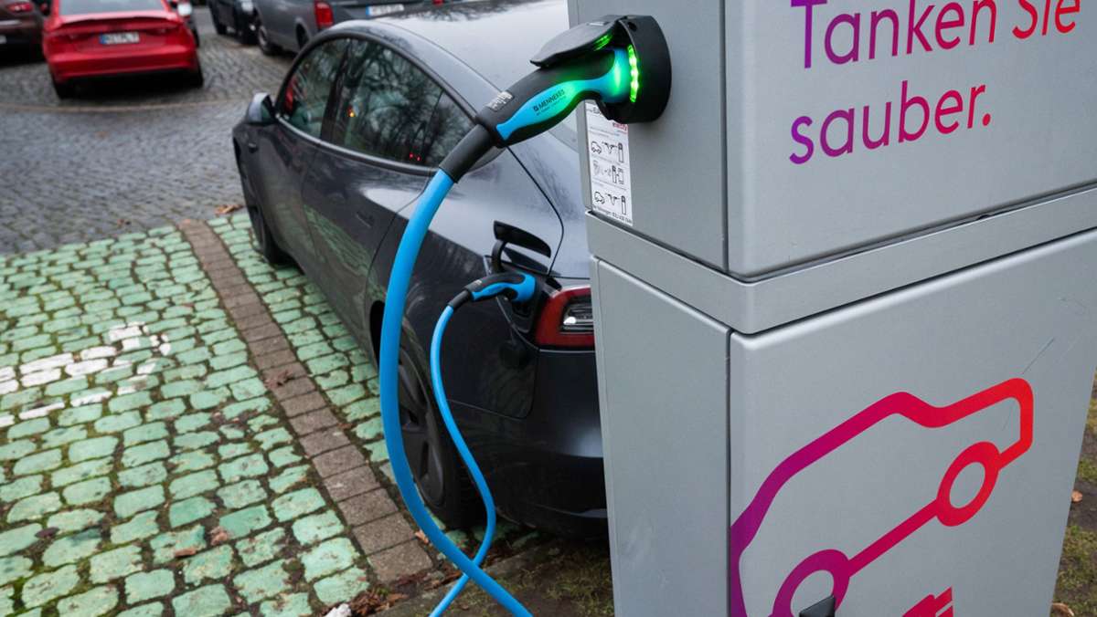  Elektrisch angetriebene Autos erfreuen sich in Deutschland weiterhin einer steigenden Beliebtheit: Mehr als jeder vierte 2021 neu zugelassene PKW war mit einer Batterie ausgestattet. 