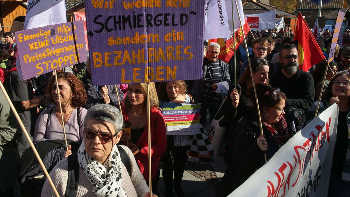 Demonstration in Stuttgart: Von „Omas gegen rechts“ bis FFF – Tausende demonstrieren in der Stadt
