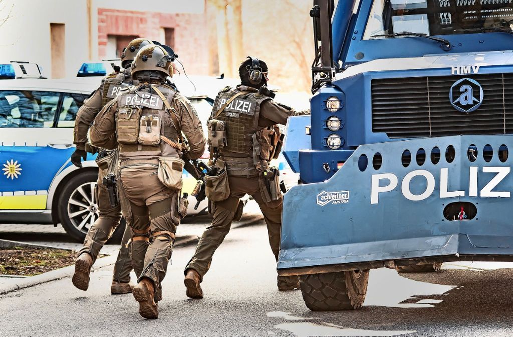 Im Einsatz: das SEK mit Spezialfahrzeug und Polizeischüler als Opfer eines Terrorangriffs